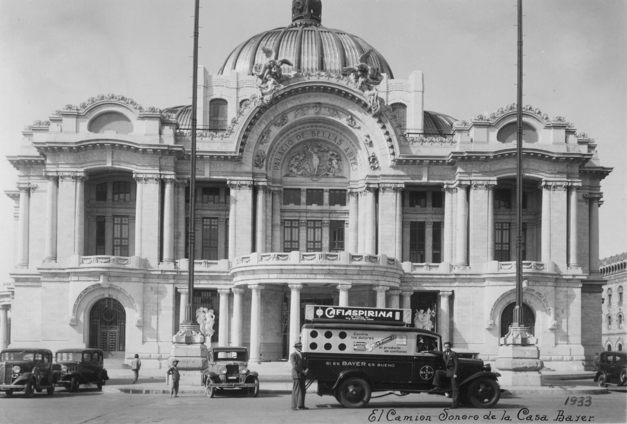 El Camión de Bayer en Bellas Artes (1933)